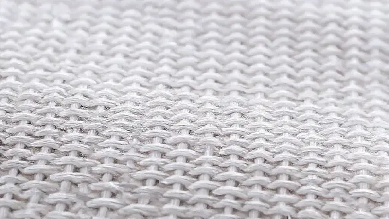 Renderização conceitual em macro de um tecido de lençol, ilustrando a densa contagem e o padrão dos fios.